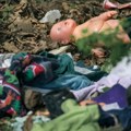 Iza spuštenih roletni dopirali krici: Deca mesecima bila zatočena, čim su izašli, komšije zvale policiju