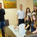 Opština Ada obradovala najmlađe Osnovcima uručene besplatne sezonske ulaznice za bazen
