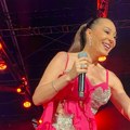 Ceca u pink korsetu i patikama na koncertu u Nišu na vidovdan: Folk diva kao milion dolara - 15.000 ljudi palo u trans kad je…