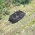 (Video) Ruski "carski tenk" uništen kod Torecka: Ukrajinci udarili na oklopnog džina sa 60 dronova, ovo do sada nije viđeno na…