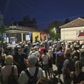 POLICIJA UPOTREBILA PENDREKE NA PROTESTU U VALJEVU, DEMONSTRANTI UZVRATILI KAMENICAMA, FLAŠAMA I TOPOVSKIM UDARIMA! MASKIRANI…