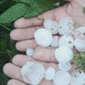 Potop! Gradske ulice pod vodom, udario i grad Snažno nevreme pogodilo komšiluk