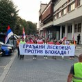 Članovi i simpatizeri SNS-a šetali protiv blokada večeras u Leskovcu