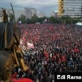 Hiljade ljudi u Tirani na protestu podrške bivšim liderima Oslobodilačke vojske Kosova kojima se sudi u Hagu