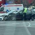 (Foto) Vozila smrskana u sudaru kod Ušća! Hitna pomoć na licu mesta, stvara se gužva
