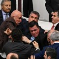 (Video) Poslaniku polomili nos, bacali primerke ustava: Opšta tuča u turskom parlamentu tokom polaganja zakletve, uvrede…