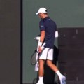 Novaku se slošilo na sred centralnog terena: Đoković morao da povraća iza reklama, potom razbio rivala!