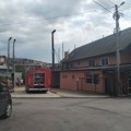Buknula vatra u užičkoj fabrici kafe! Požar izbio na odžaku, zaposleni odmah evakuisani, vatrogasci brzo reagovali (foto)