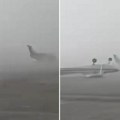 Oluja prevrnula avione na pisti aerodroma: Nezapamćeno nevreme pogodilo Italiju (video)