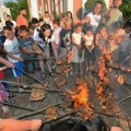 Zapalili petrovdanske lile: Tradicionalna manifsdtacija u hramu Svetog Save kod Bijeljine