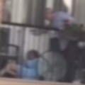 Pojavio se uznemirujuć snimak nasilja! Žena leži na podu terase, muž je udara i psuje: Policija hitro reagovala! (video)