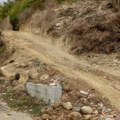 Probijen makadamski put preko pravoslavnog groblja u severnom delu Kosovske Mitrovice