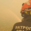 Vatra zahvatila porodičnu kuću u Zemunu, jednoj osobi pozlilo: Na licu mesta vatrogasci i hitna pomoć