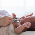 Beba pronađena mrtva u krevetu nekoliko dana nakon otpuštanja iz bolnice, istraga dovela do zapanjujućih otkrića