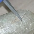 Policija: Uhapšeni sa 200 grama heroina sakrivenog u kesi od čipsa