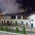Požar u Staroj čaršiji u pazaru: Svi evakuisani, 1 u teškom stanju! Kad je planulo počeli da gase radnici Čistoće, tu se…