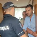 Savo Manojlović upao u Opštinu Novi Beograd jer im opština ne da overivače, reagovala i policija