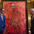 Vandalizovan portret kralja Čarlsa u Londonu: Aktivisti zalepili preko lica kralja postere likova iz "Volasa i Gromita"