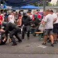 Gde si pošao!? Pijani navijač bacio flašu na policiju, usledio je brutalan odgovor! (VIDEO)