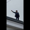 Prvi snimci iz slovenije: Opozicioni poslanik pretio samoubistvom za krova Narodne skupštine (video)