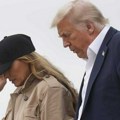 Tramp i Melanija posetili Teksas nakon poplava: Spasioci pretražuju ruševine, 170 ljudi se vodi kao nestalo: "Ovo je užasna…