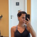 Go stomak i uska trenerka: Kaja Ostojić se preznojila na treningu, pozirala ispred ogledala: "Nema ni gram sala" (foto)