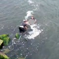 Neverovatna scena jurnjave u Njujorku: Policajci završili u vodi kako bi uhvatili kradljivca automobila (VIDEO)