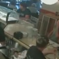 Pobesneli gost pretvorio kafić u buktinju Nije dobio prilog u sendviču, gosti vrištali dok je plamen gutao lokal! (video)