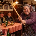 (Video) Baba motkom isterala muža iz kafane "Ustaj! Ja bolesna, drva nemamo, a ti tu...": Komentari svakakvi, ali većina se…
