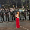 Puštena „žena u crvenom“ koja je u ponedeljak privedena u Nišu i dovedena u Beograd