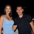 Kaća i ćerka sa slamnatim šeširima na glavi, a Gobelja čuva stražu: Pokazale morski stil za Grčku i ukrale šou, mala Katja je…