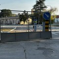 Kapija Prekršajnog suda u Nišu pala na dete na trotoaru