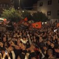 Peta noć protesta u Prištini: Demonstranti nosili transparente i zastavu sa amblemom tzv. OVK
