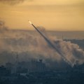 Moćna sila je napadnuta, ponovo; Na njih je sručena balistička raketa; Sve gori