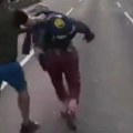 Incidenti na protestu, napadnut američki državljanin