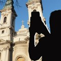Usred svetog čina u Pančevu nepoznata žena slikala tuđe dete: Kada su joj oduzeli telefon usledio je šok