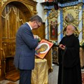 Vučić je od sveštenika iz velikih radinaca dobio ikonu To nije bio jedini poklon, ali su svi gledali u ovaj njegov potez