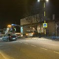 Teška saobraćajna nezgoda u Bulevaru kralja Aleksandra: Automobil izleteo s puta, izvlače ga paukom FOTO