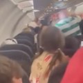 Drama na letu za Tursku Pijani muškarac tukao sve redom u avionu, sve gledalo izbezumljeno dete! Haos krenuo posle 1 rečenice