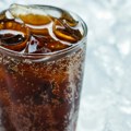 Organski prihod Coca-Cole nadmašio procene ali akcije blago pale