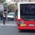 Snimljen trenutak kada se autobus sam pokrenuo na zelenjaku! Udario u banderu i kombi, evo šta je bila sreća u nesreći…