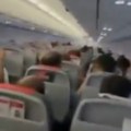 Vrištanje i panika u avionu, drmalo se na sve strane Putnik snimio zastrašujući prizor, pilot sprečio tragediju u poslednji…