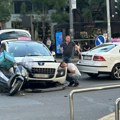 Sudar taksija i motora na Terazijama: Prednji deo vozila uništen, povređen dostavljač (foto)