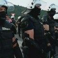 (VIDEO) Građani sprečeni da blokiraju naplatnu rampu u Pakovraću, ali su zaigrali kolo ispred policije