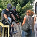 Policija blokirala građane