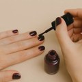 Nokti u boji šljive: Trend koji spaja udobnost i glamur ove sezone