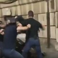 (VIDEO) Tuča dve grupe muškaraca na protestu u centru Beograda