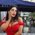 Zbog korseta joj se pomerili unutrašnji organi: Ne skida ga 23 sata dnevno FOTO