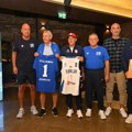 Bratska ruka i podrška! Dragan Stojković Piksi sa saradnicima posetio Svetislava Pešića i bazu košarkaša u Rigi!