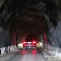 "Umrli smo od straha kad smo ušli unutra": Misteriozni tunel na hrvatskom ostrvu ledi krv turistima (video)
